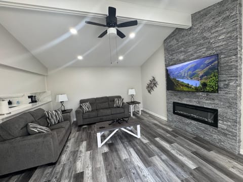 Modern Family Home -3BR -High Speed Wi-Fi Comfort House in Sterling Heights