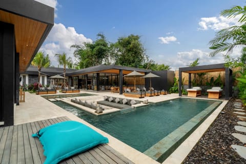 Day, Pool view, Swimming pool, sunbed