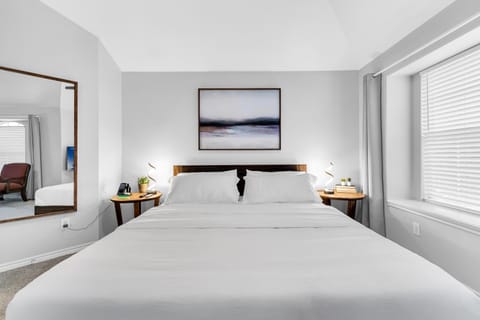 Stylish Retreat, 9 Min to DFW Airport & AT&T Stadium House in Euless