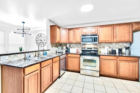 Stylish Retreat, 9 Min to DFW Airport & AT&T Stadium House in Euless