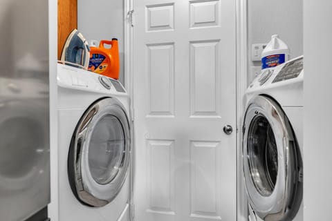 Stylish Retreat, 9 Min to DFW Airport & AT&T Stadium House in Euless