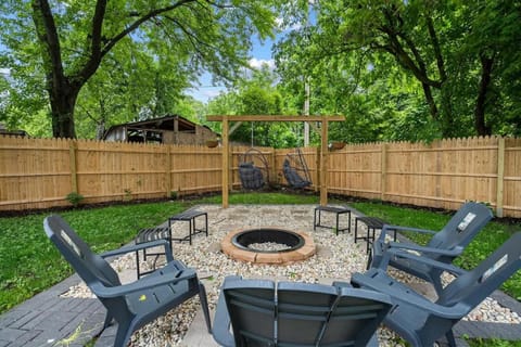 North Chi retreatNavySaunaTiki BarGames House in Waukegan