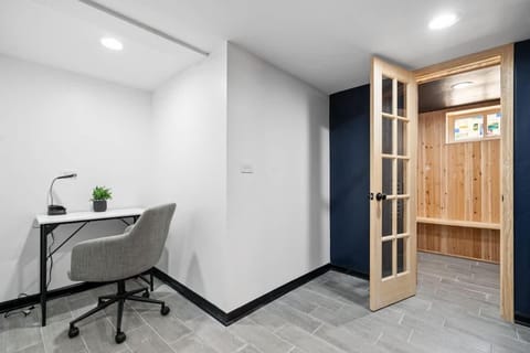 North Chi retreatNavySaunaTiki BarGames House in Waukegan