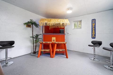 North Chi retreatNavySaunaTiki BarGames House in Waukegan