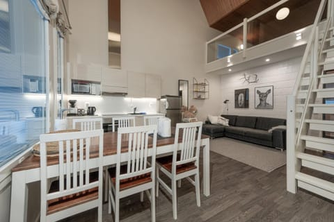 Kitchen or kitchenette, Living room, Seating area, Dining area, dishwasher