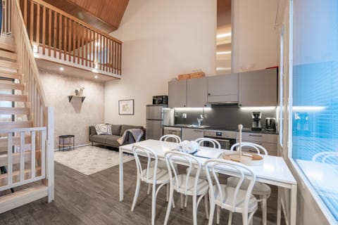 Kitchen or kitchenette, Living room, Seating area, Dining area, stove