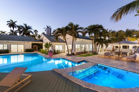 Property building, Swimming pool, sunbed