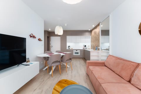 TV and multimedia, Kitchen or kitchenette, Living room, Dining area, stove