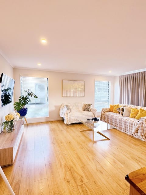 Living room, Photo of the whole room, Seating area