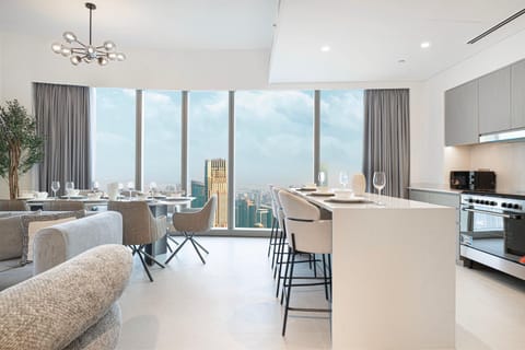 Kitchen or kitchenette, Living room, Seating area, Dining area