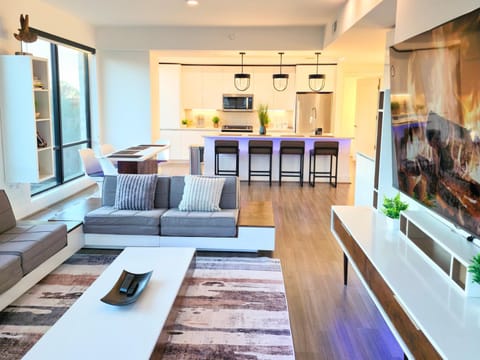 TV and multimedia, Kitchen or kitchenette, Living room, Seating area, Dining area