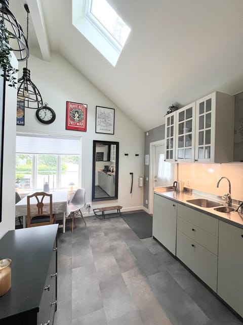 Dining area, kitchen