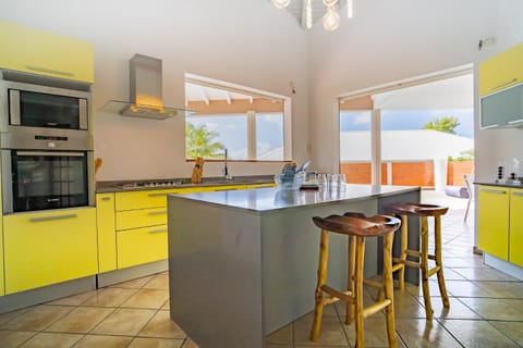 Coffee/tea facilities, Kitchen or kitchenette, Dining area, dishwasher, microwave, oven, stove, toaster