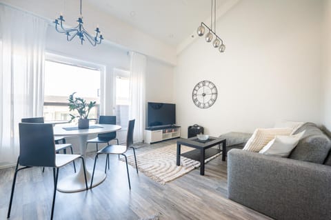 TV and multimedia, Living room, Seating area, Dining area, Evening entertainment