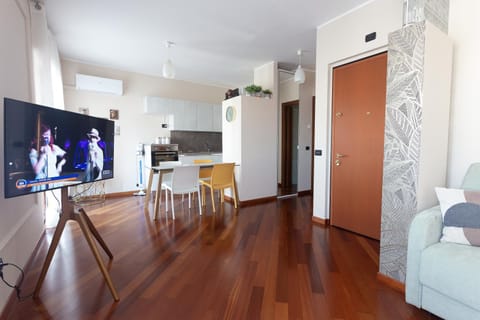 TV and multimedia, Kitchen or kitchenette, Living room, air conditioner