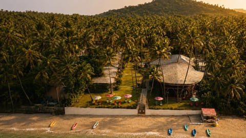 Property building, Restaurant/places to eat, Garden, Beach, Garden view