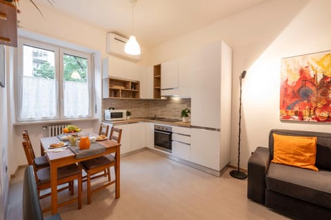 Kitchen or kitchenette, Dining area, oven, stove