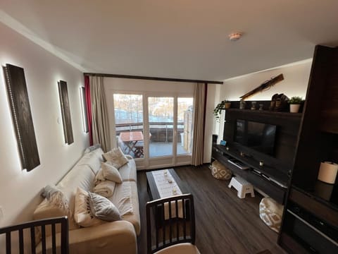 Bed, TV and multimedia, Living room