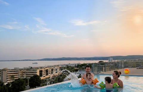 Day, People, Natural landscape, Swimming pool, children, group of guests, Family