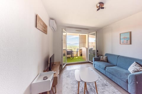 Communal lounge/ TV room, Living room, Dining area