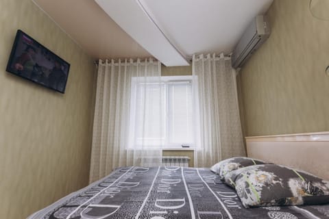 Bed, TV and multimedia, Bedroom