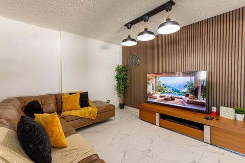 Communal lounge/ TV room, TV and multimedia, Living room, Decorative detail, Seating area