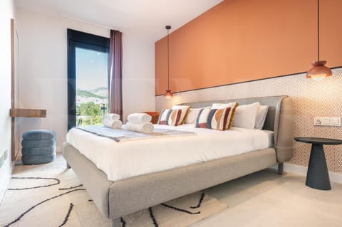 Bed, Bedroom, towels