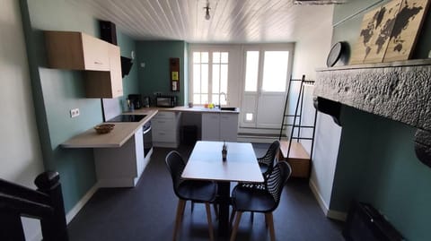 Maison face au Jardin féérique House in Fougères