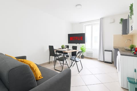 Kitchen or kitchenette, Living room, Seating area, Dining area
