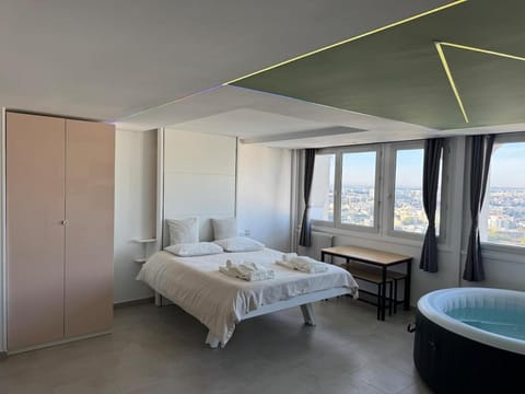 Bed, Photo of the whole room, Bedroom, towels