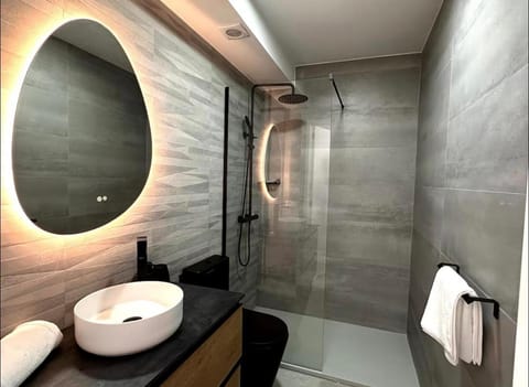 Shower, Toilet, Bathroom, Bath, towels