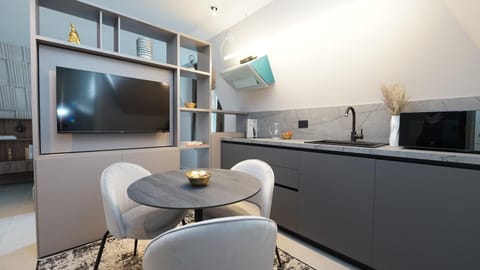 Kitchen or kitchenette, Dining area