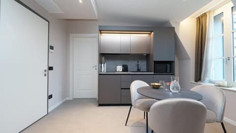 Kitchen or kitchenette, Dining area