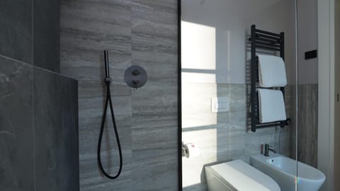 Shower, Toilet, towels