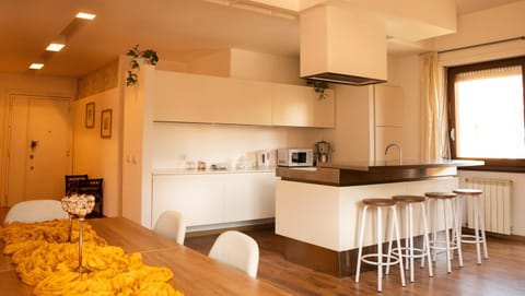 Kitchen or kitchenette, Lounge or bar