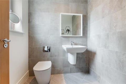 Oatlands Oasis-FREE PARKING-2 Minutes from M74 House in Glasgow