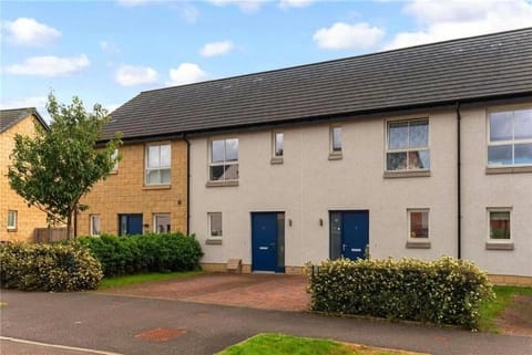 Oatlands Oasis-FREE PARKING-2 Minutes from M74 House in Glasgow
