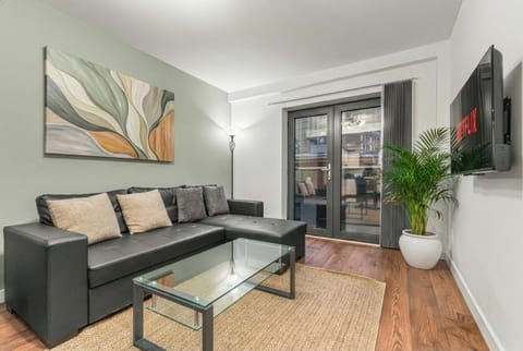 TV and multimedia, Living room, Seating area, Evening entertainment