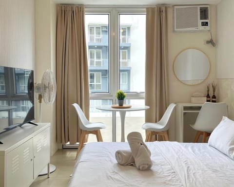 Communal lounge/ TV room, Bed, TV and multimedia, Seating area, Bedroom, air conditioner