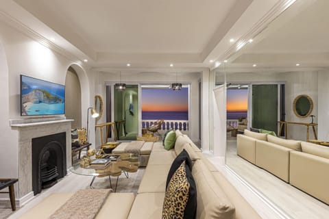 Clifton YOLO Spaces - Beachfront Duo Apartment Apartment in Cape Town