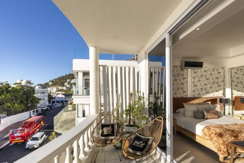 Clifton YOLO Spaces - Beachfront Duo Apartment Apartment in Cape Town