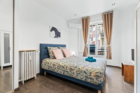 Bed, Living room, Photo of the whole room, Bedroom, towels
