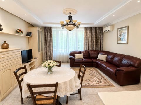 Communal lounge/ TV room, TV and multimedia, Living room, Seating area, Evening entertainment