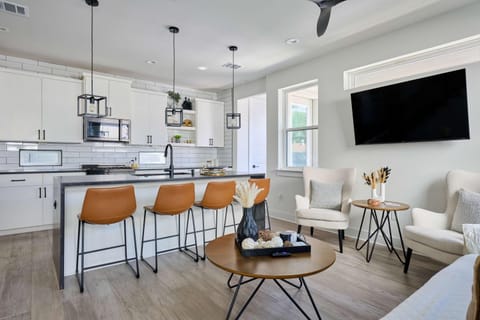 TV and multimedia, Kitchen or kitchenette, Living room, Seating area