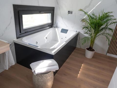 Restaurant/places to eat, Spring, Winter, Summer, Billiard, Children play ground, Darts, Game Room, Hot Tub, Bathroom, Balcony/Terrace, Beach, Hiking, Autumn, Swimming pool, Breakfast, children, children, young children, young children, older children, older children, group of guests, group of guests, Family, Family, Bath, Parking, heating, internet, internet, pet friendly, pet friendly, laundry, air conditioner