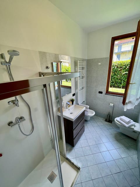 Shower, Toilet, Bathroom, bidet, towels