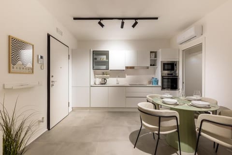 Kitchen or kitchenette, Dining area, dishwasher, minibar, oven, pet friendly, stove