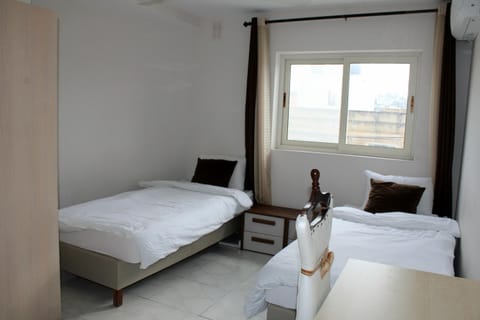Twin Room with Private Bathroom - Room 6 Bed and Breakfast in Saint Julians