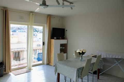 Twin Room with Private Bathroom - Room 6 Bed and Breakfast in Saint Julians