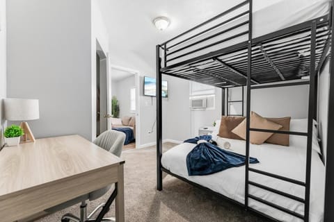 Little Italy Family Suite 4 TVs Bunk Beds Apartment in Cleveland Heights